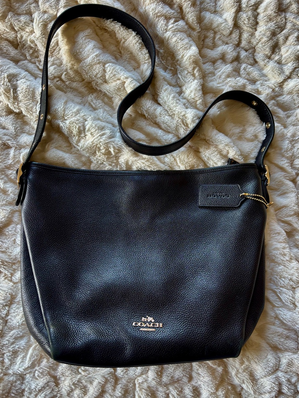 COACH Black pebbled leather large crossbody messenger bag gold logo
$98
NWOT